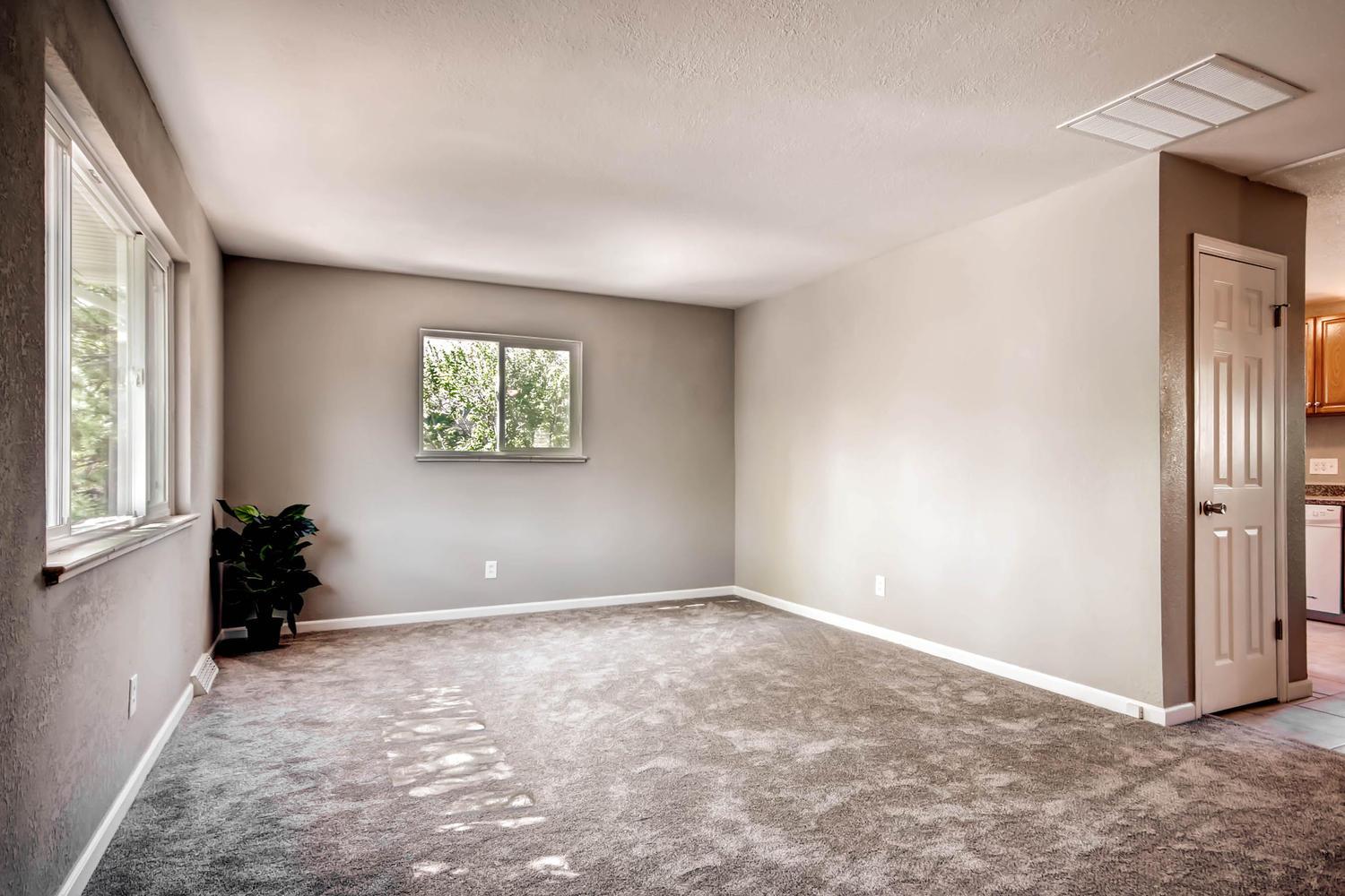 6353 Gray St Arvada CO 80003-large-004-21-Living Room-1500x1000-72dpi
